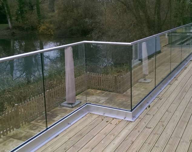 نرده شیشه ای